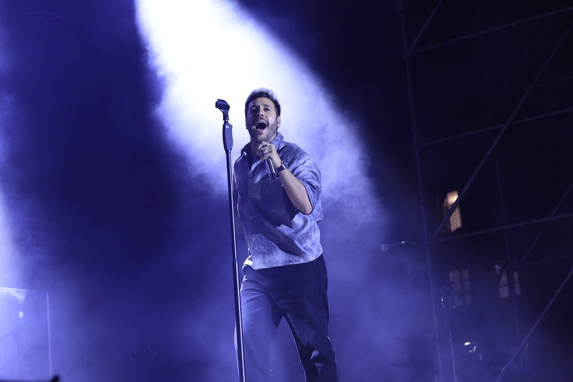Un inesperado Antonio José llena de arte la Plaza Mayor de Salamanca
