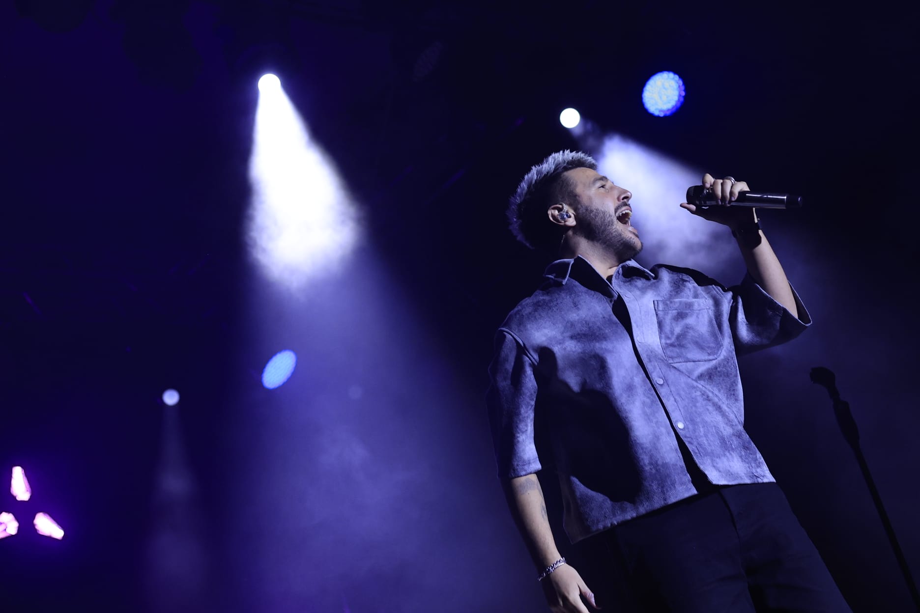 Un inesperado Antonio José llena de arte la Plaza Mayor de Salamanca