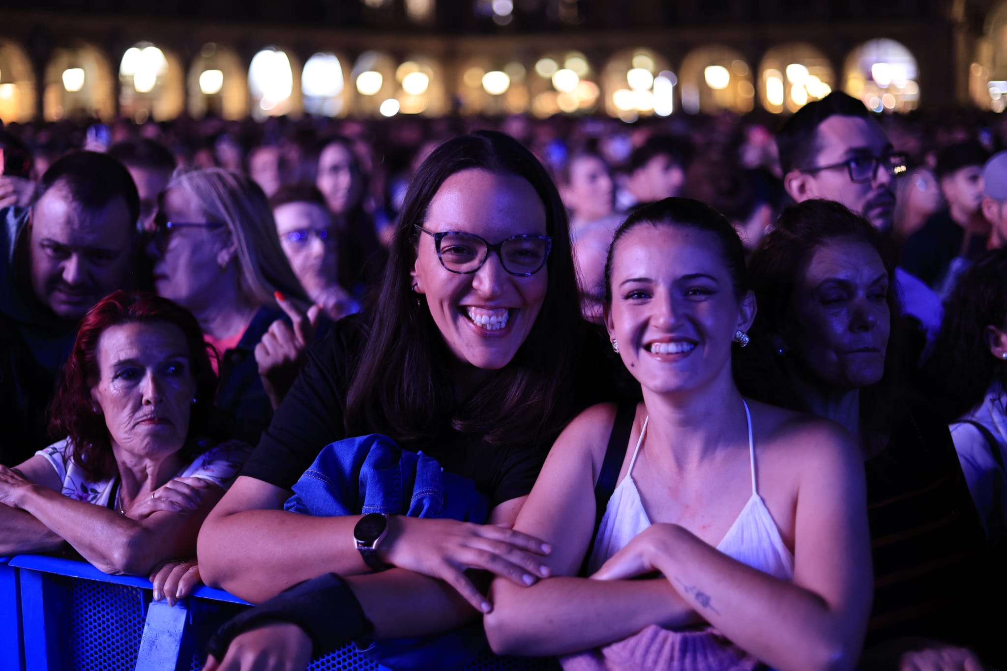 Un inesperado Antonio José llena de arte la Plaza Mayor de Salamanca