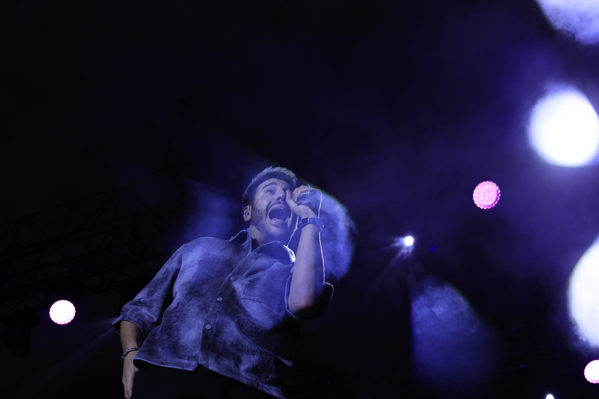 Un inesperado Antonio José llena de arte la Plaza Mayor de Salamanca