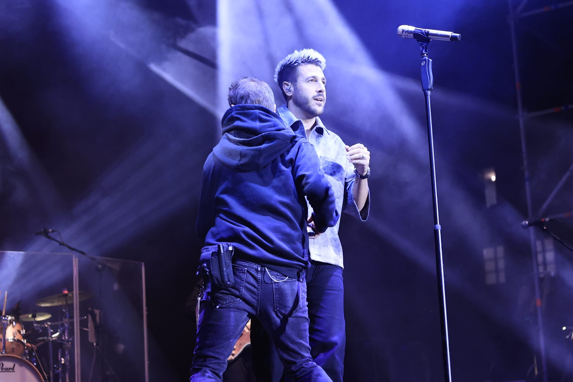 Un inesperado Antonio José llena de arte la Plaza Mayor de Salamanca