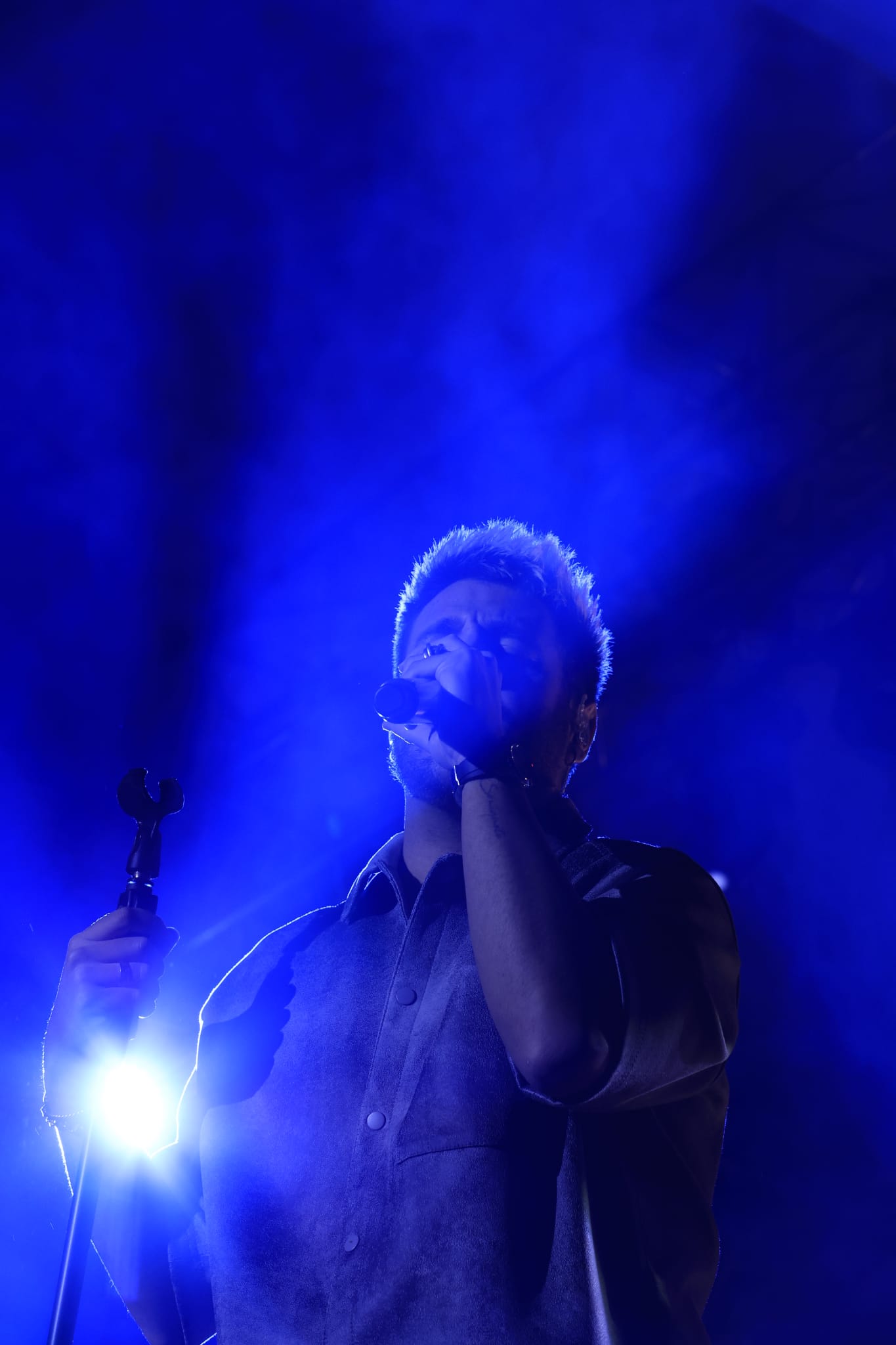 Un inesperado Antonio José llena de arte la Plaza Mayor de Salamanca