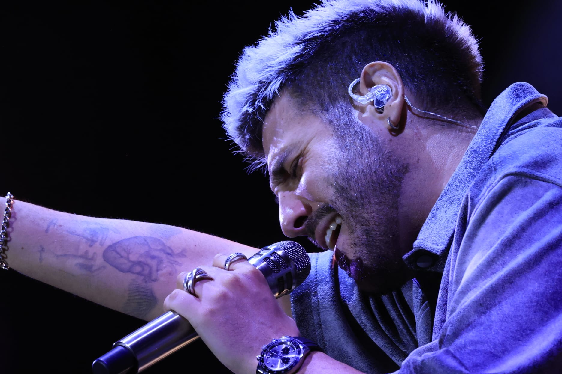 Un inesperado Antonio José llena de arte la Plaza Mayor de Salamanca