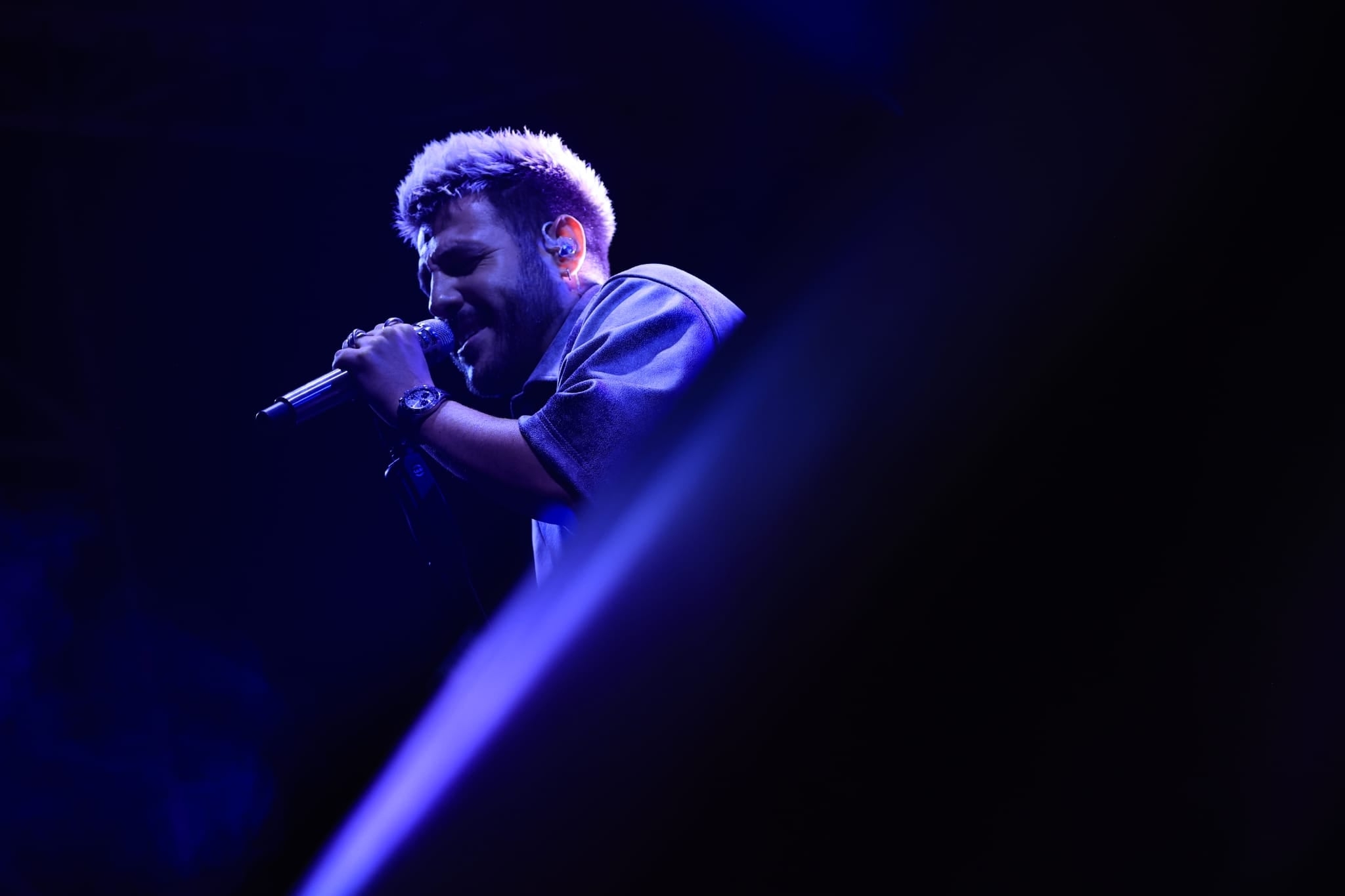 Un inesperado Antonio José llena de arte la Plaza Mayor de Salamanca