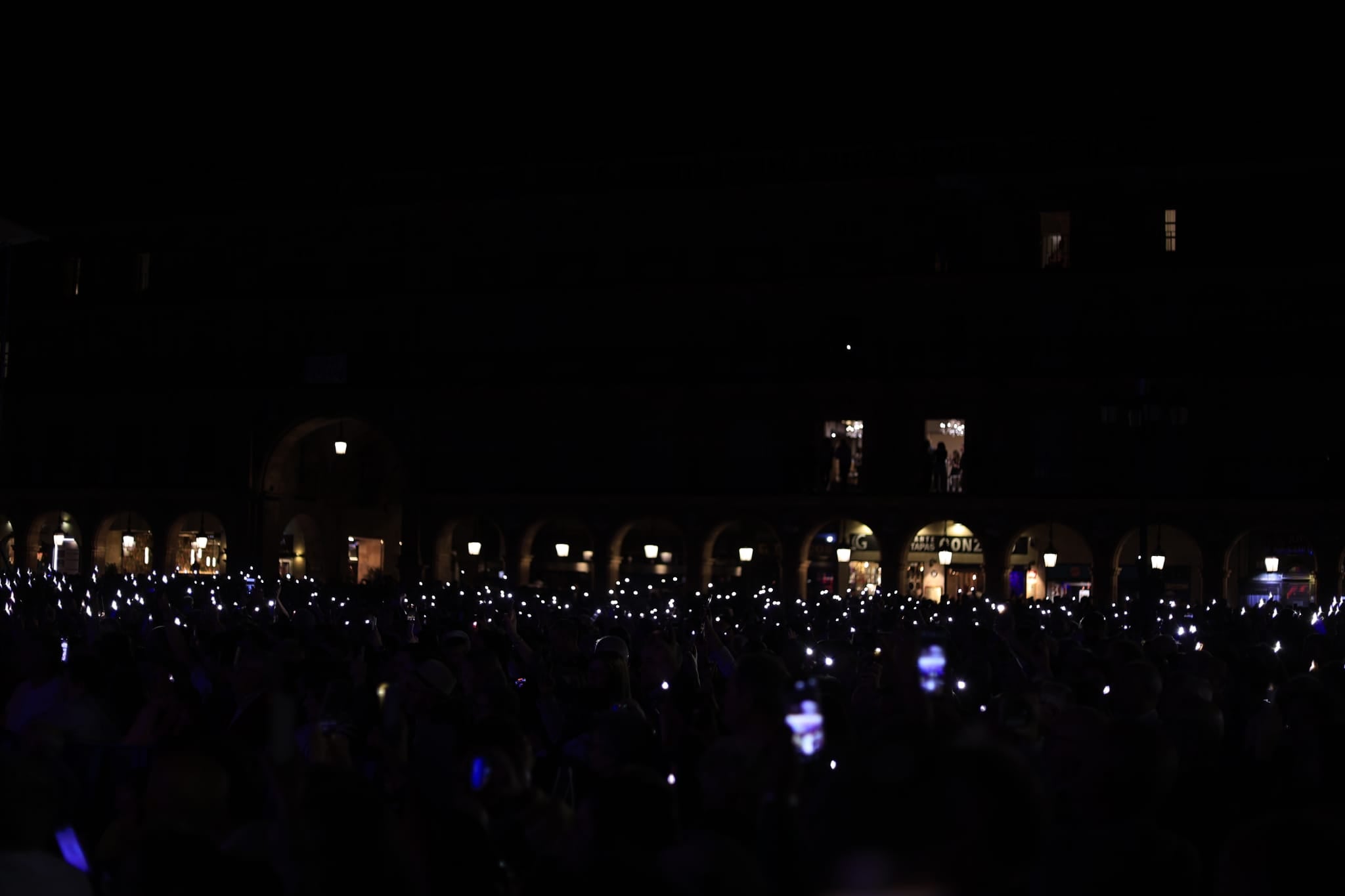 Un inesperado Antonio José llena de arte la Plaza Mayor de Salamanca