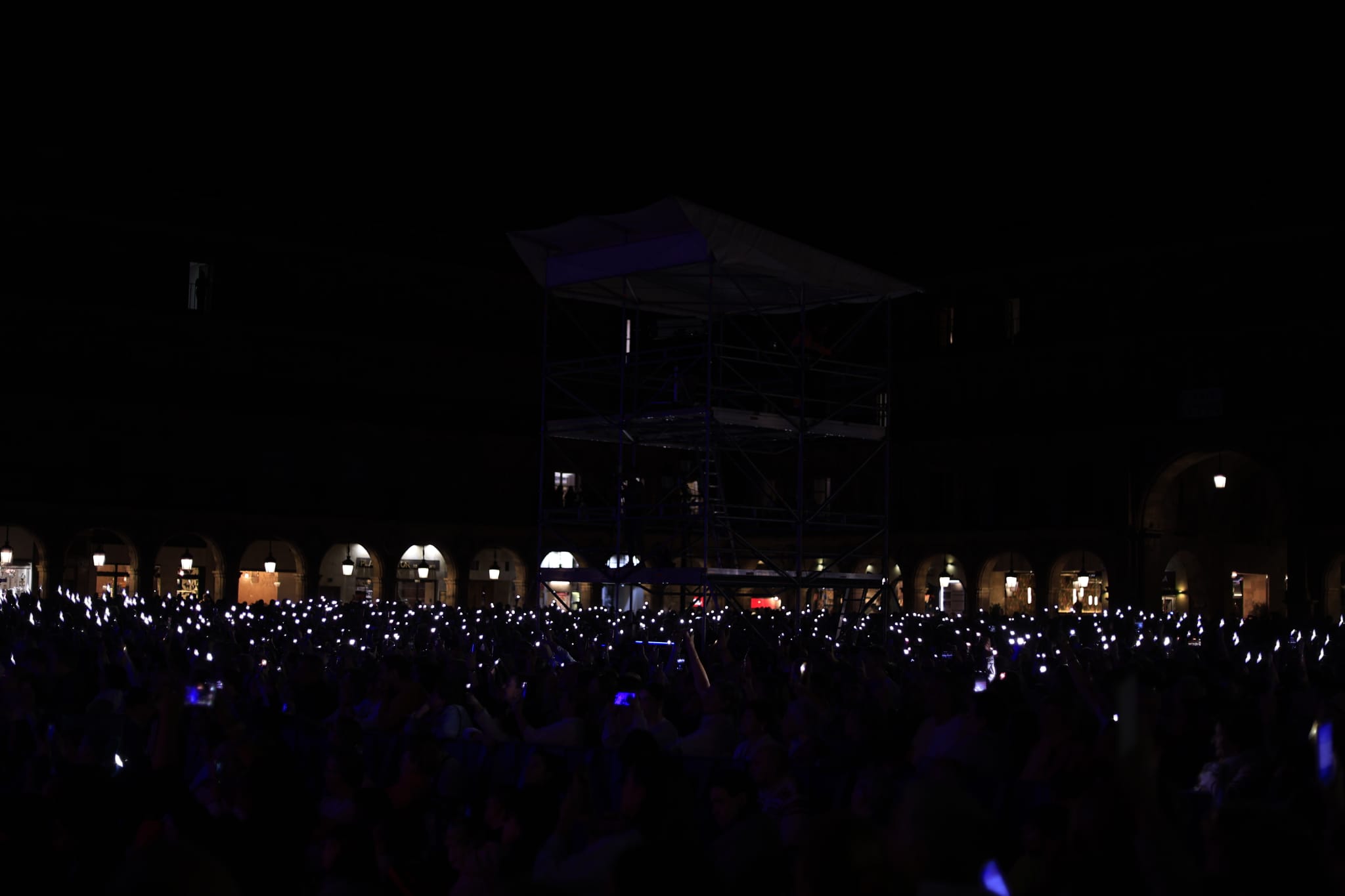 Un inesperado Antonio José llena de arte la Plaza Mayor de Salamanca