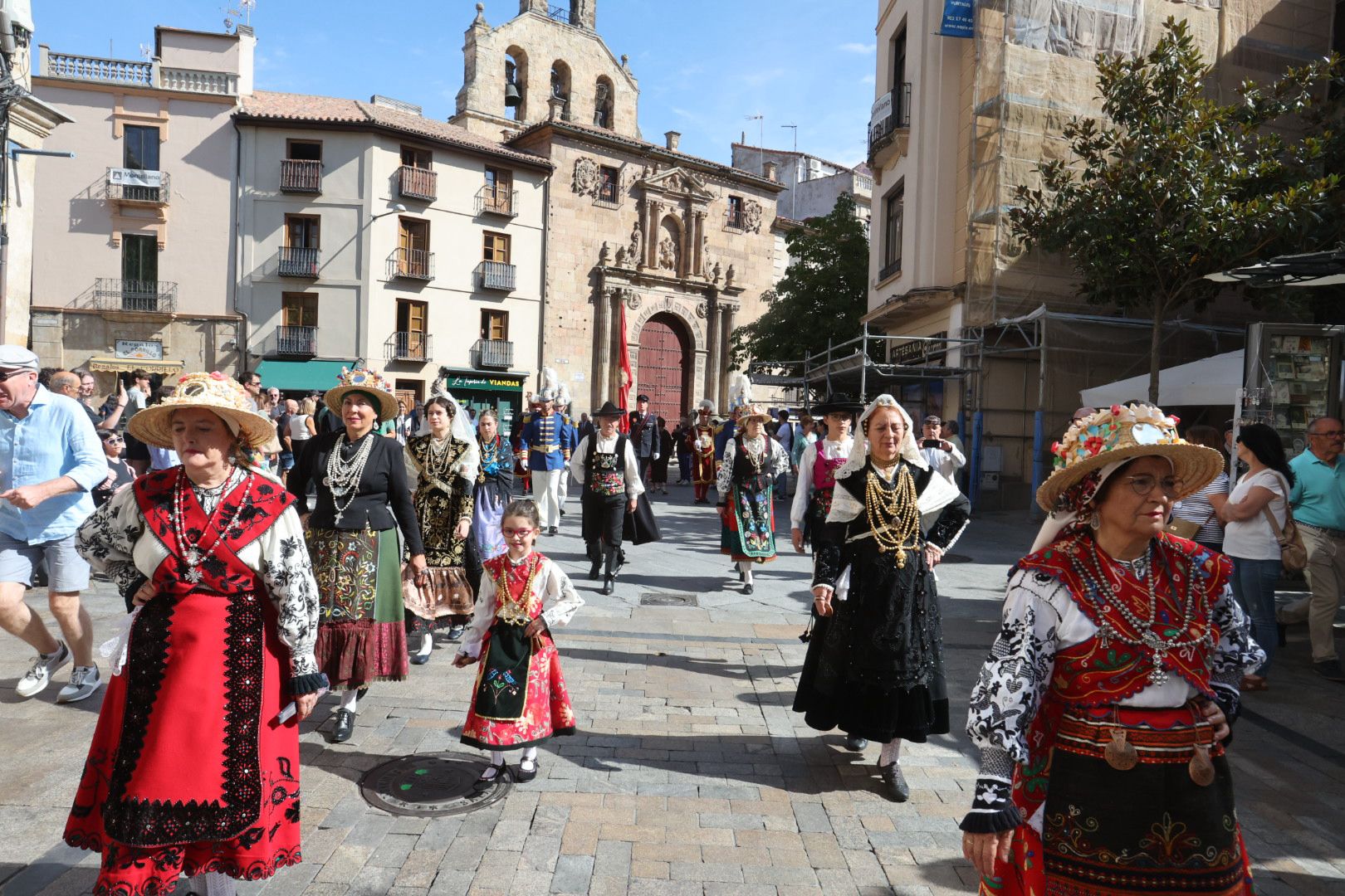 Pleno de autoridades en la tradicional misa de la Virgen de la Vega