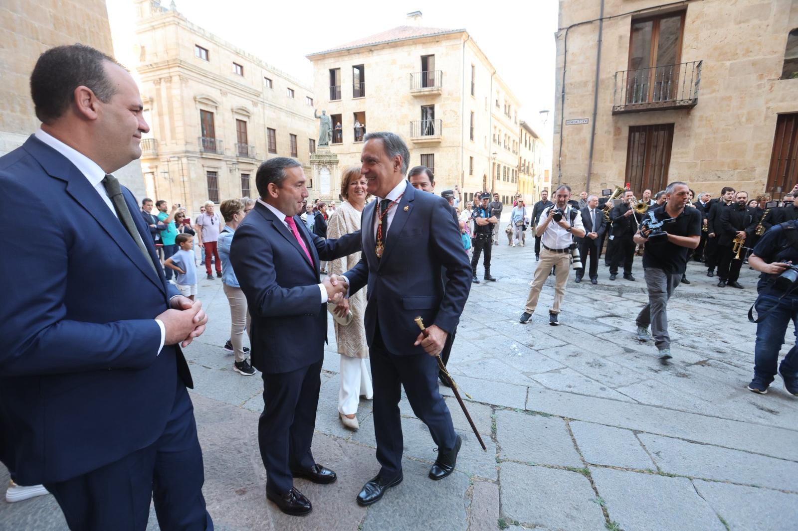 Pleno de autoridades en la tradicional misa de la Virgen de la Vega
