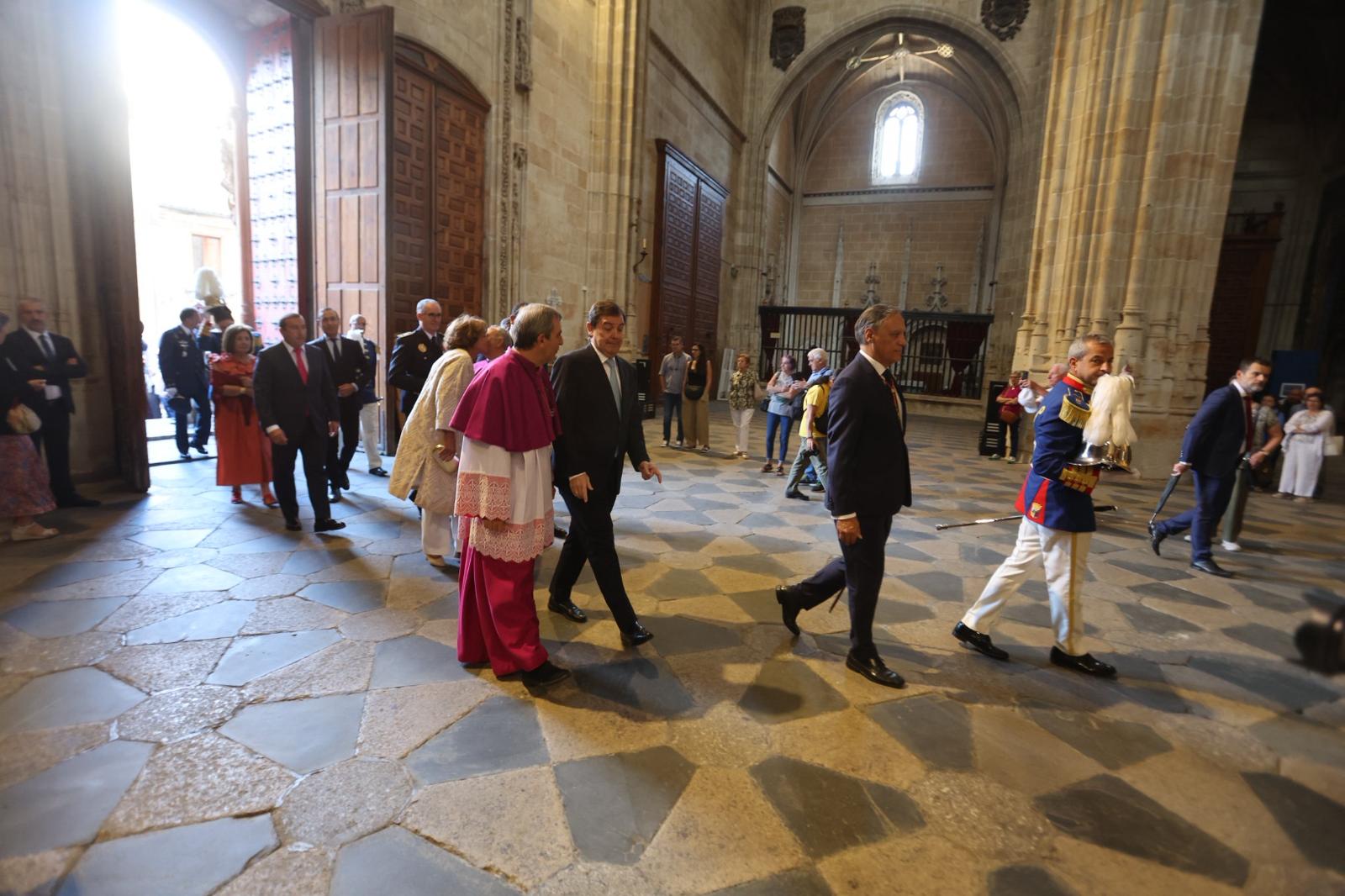 Pleno de autoridades en la tradicional misa de la Virgen de la Vega