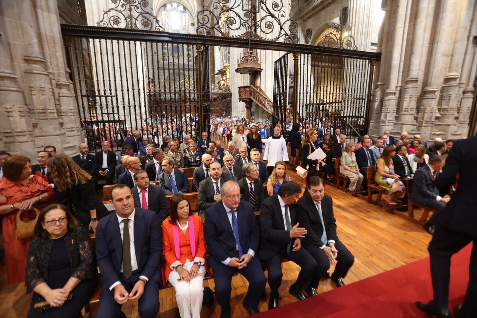 Pleno de autoridades en la tradicional misa de la Virgen de la Vega