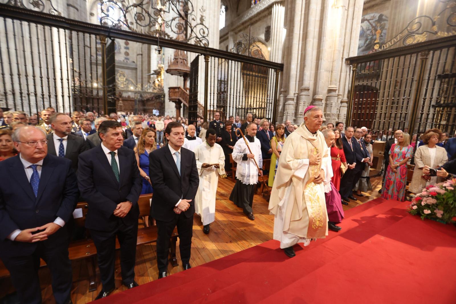 Pleno de autoridades en la tradicional misa de la Virgen de la Vega
