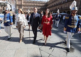 El alcalde y la coporación, en cortejo camino de la Catedral.