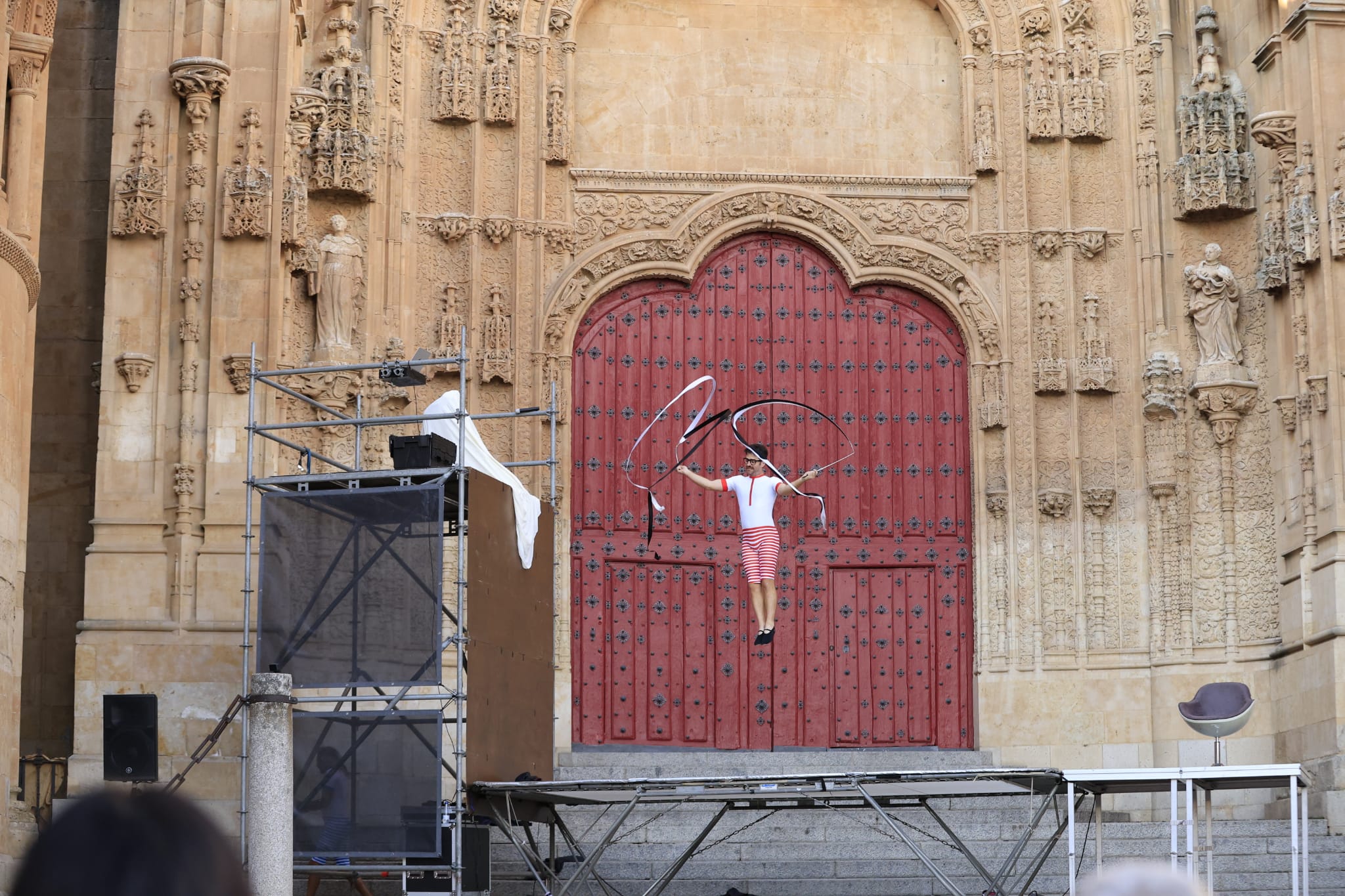 Acrobacias y saltos imposibles en un Patio Chico a reventar