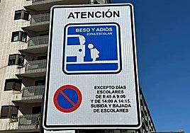 Una de las originales señales en zona escolar que se han creado en León.