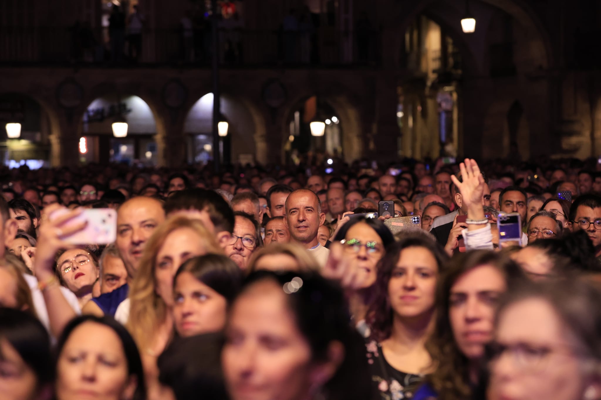 El rock andaluz de Medina Azahara conquista una Plaza Mayor de Salamanca entregada
