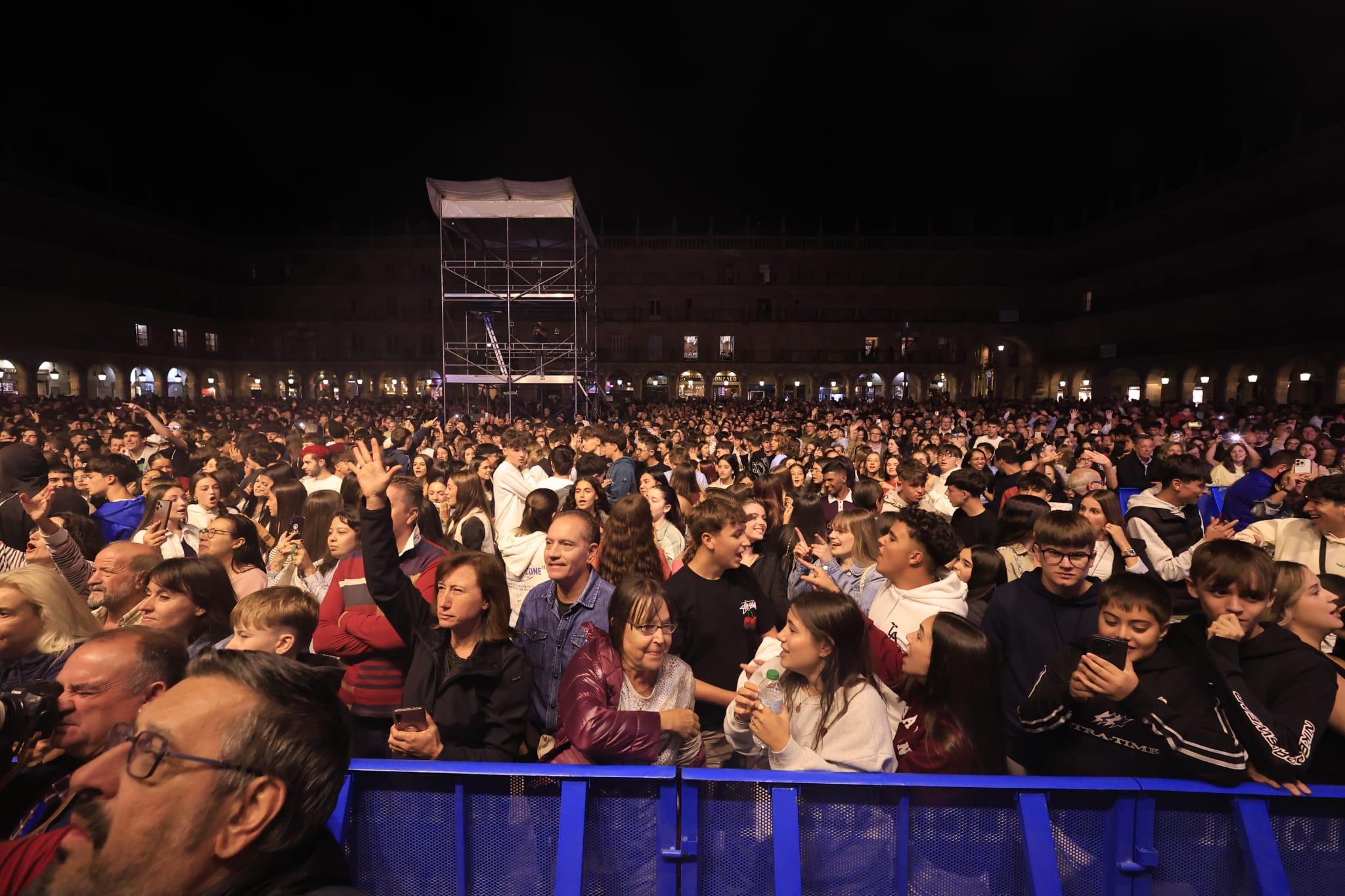 &#039;Los 40Sessions&#039; ponen a bailar y saltar a la juventud de Salamanca