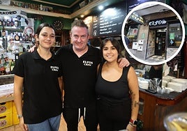 Álvaro Huergos, propietario del Elfo's junto a dos trabajadoras del bar.