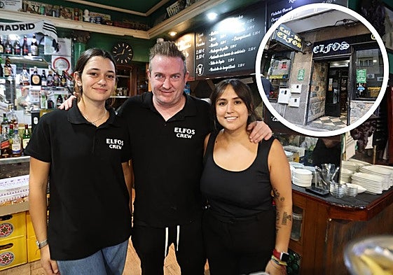 Álvaro Huergos, propietario del Elfo's junto a dos trabajadoras del bar.