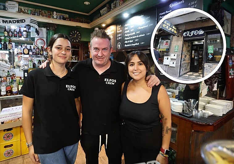 Álvaro Huergos, propietario del Elfo's junto a dos trabajadoras del bar.