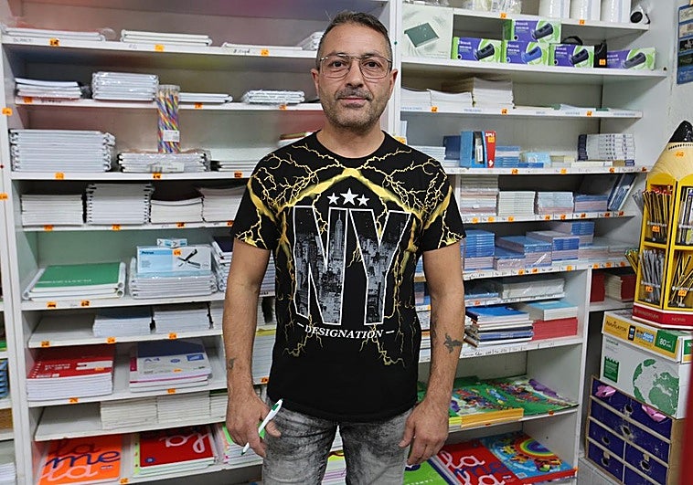 Javier Piñero, segunda generación de la papelería Pin-Fol.