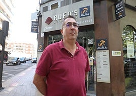 Manuel Alcántara, regente del bar Rufo's en la zona de Van Dyck.