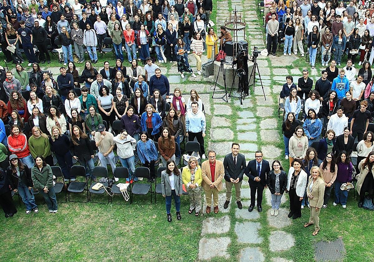 El Claustro del Colegio Arzobispo Fonseca ha acogido el acto de bienvenida a los estudiantes extranjeros.