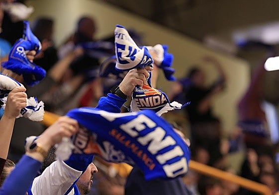 Afición de Perfumerías Avenida.