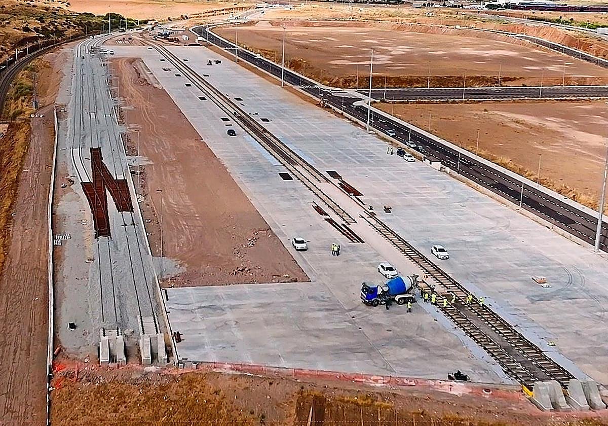 Plataforma y línea ferroviaria del puerto seco de Salamanca.