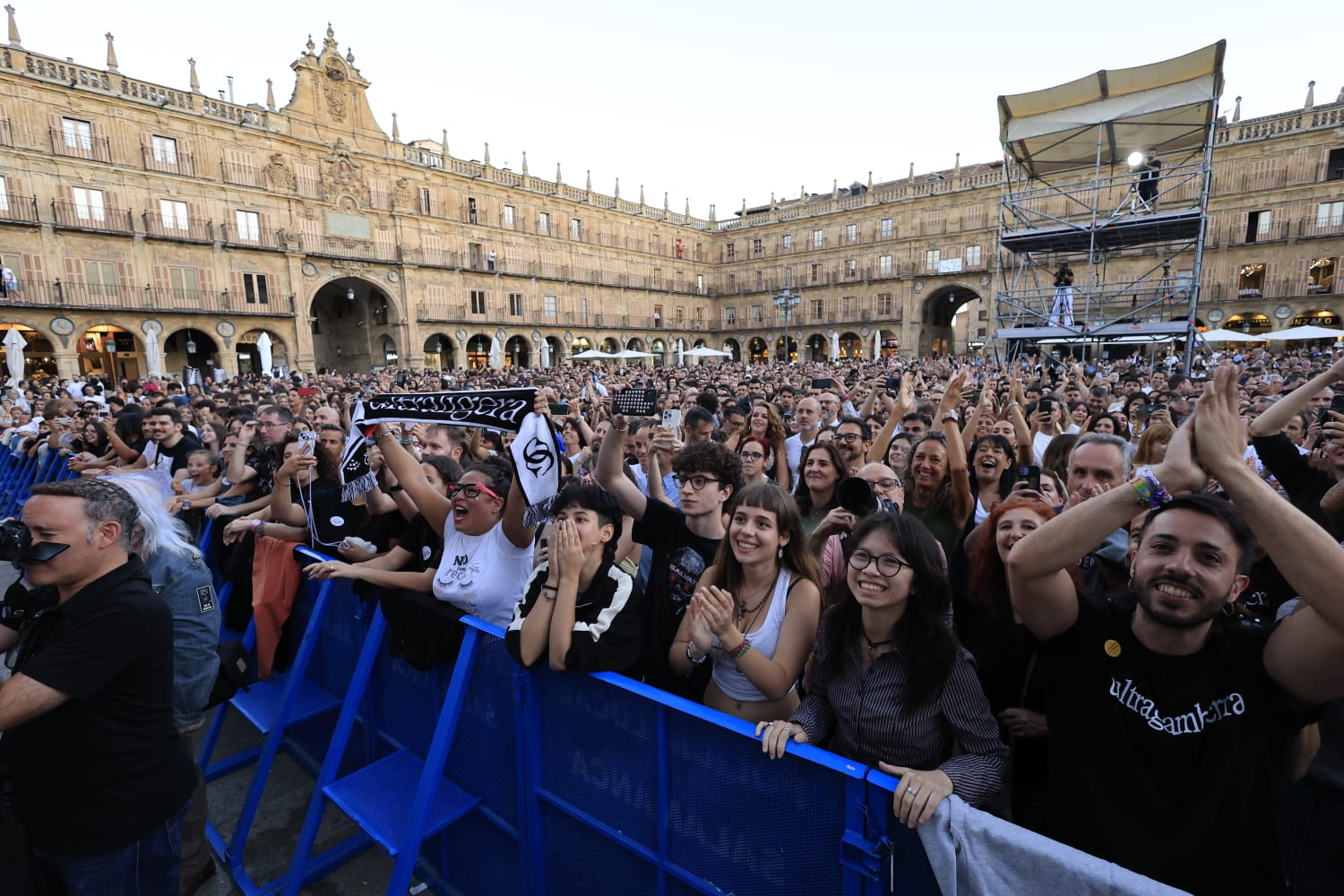 Ultraligera abre una noche mágica en la Plaza Mayor de Salamanca
