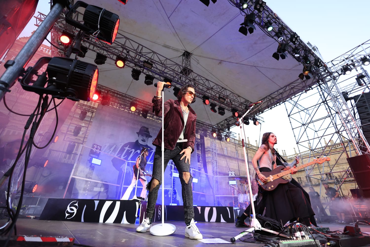 Ultraligera abre una noche mágica en la Plaza Mayor de Salamanca