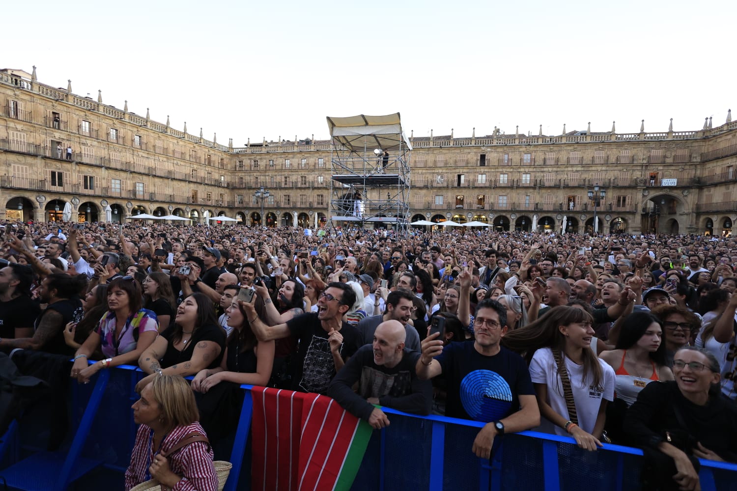 Ultraligera abre una noche mágica en la Plaza Mayor de Salamanca