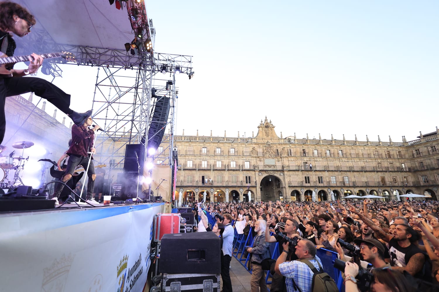 Ultraligera abre una noche mágica en la Plaza Mayor de Salamanca