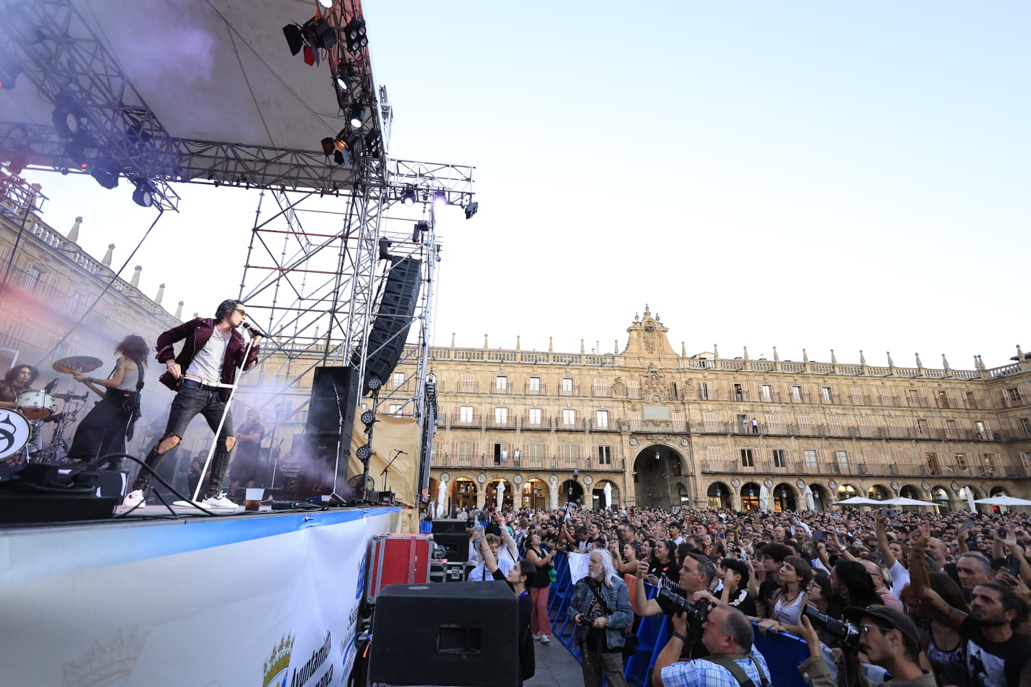 Ultraligera abre una noche mágica en la Plaza Mayor de Salamanca