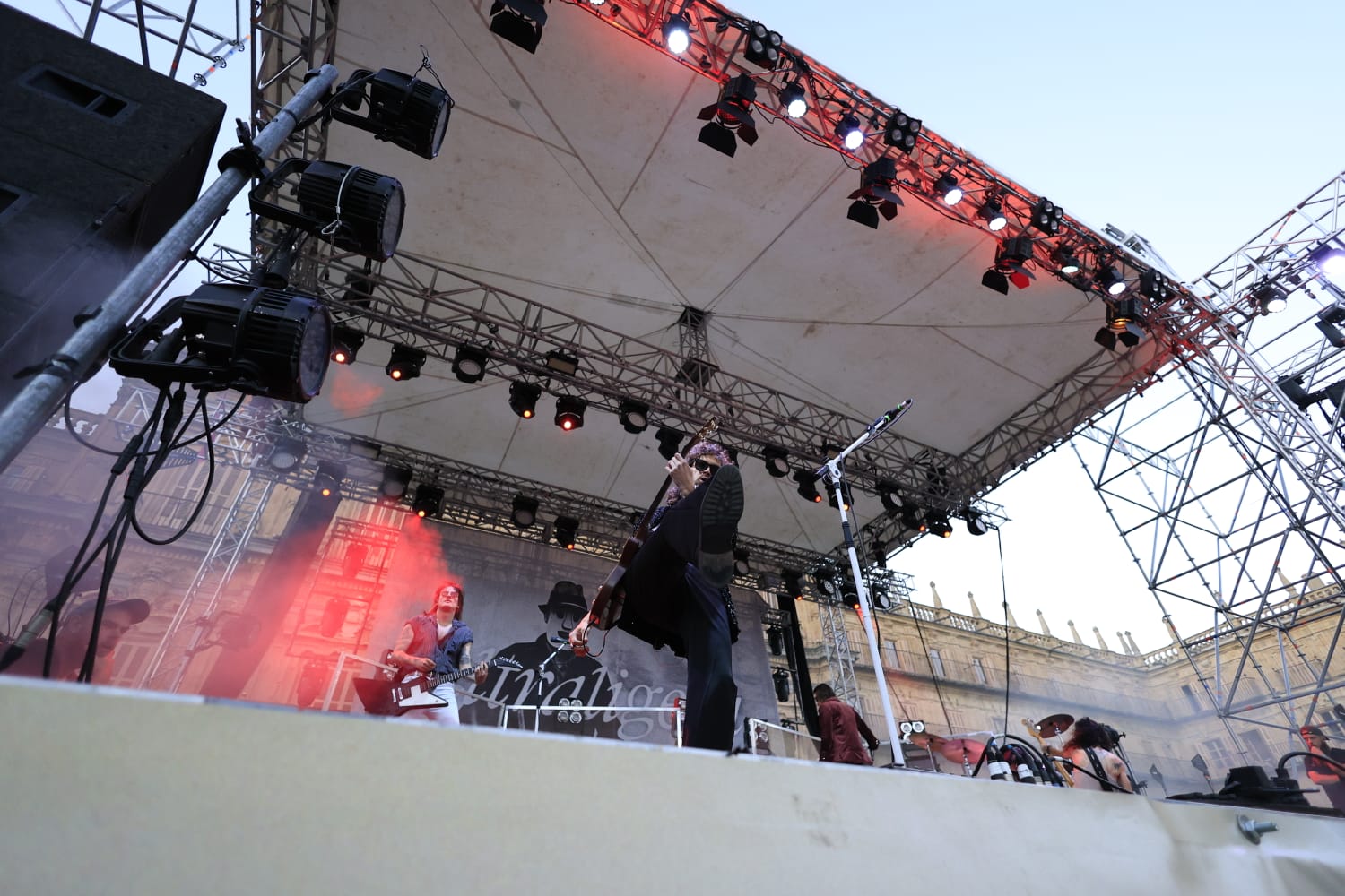 Ultraligera abre una noche mágica en la Plaza Mayor de Salamanca