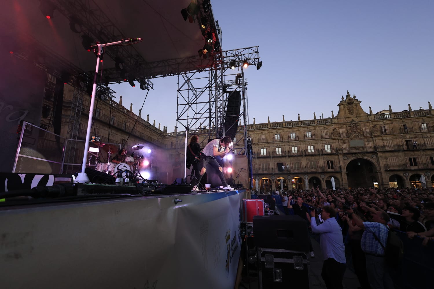 Ultraligera abre una noche mágica en la Plaza Mayor de Salamanca