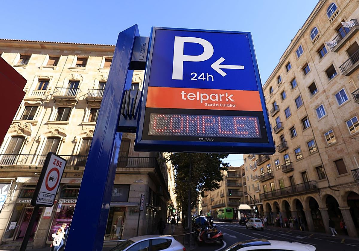 Panel indicador de una parking público.