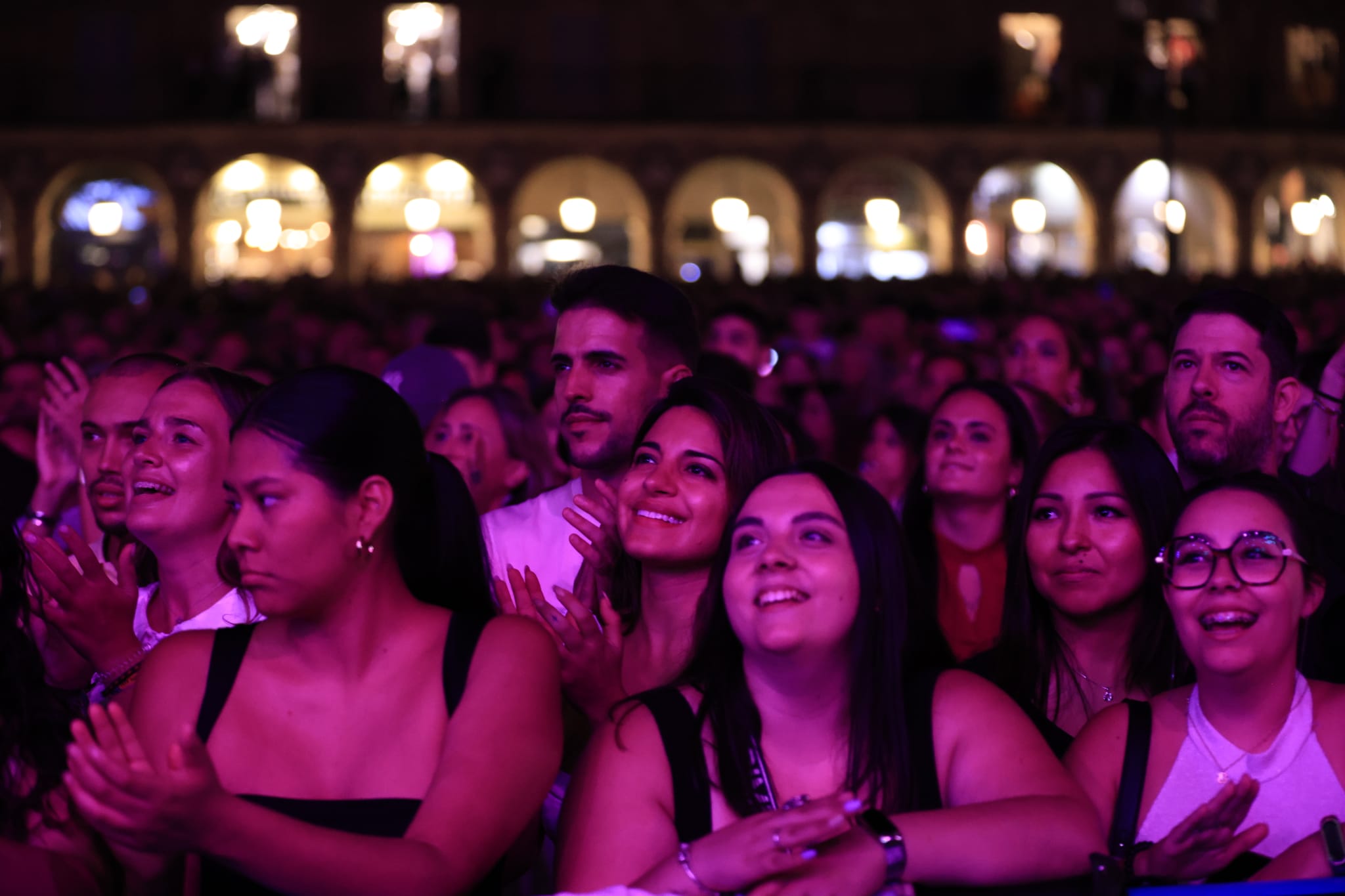 Marta Santos conquista la Plaza Mayor con su flamenco pop