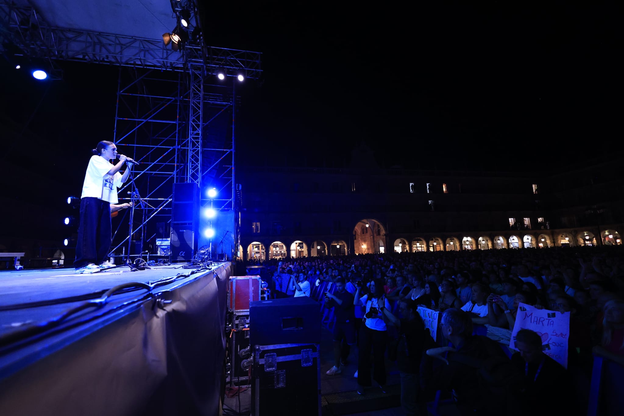 Marta Santos conquista la Plaza Mayor con su flamenco pop