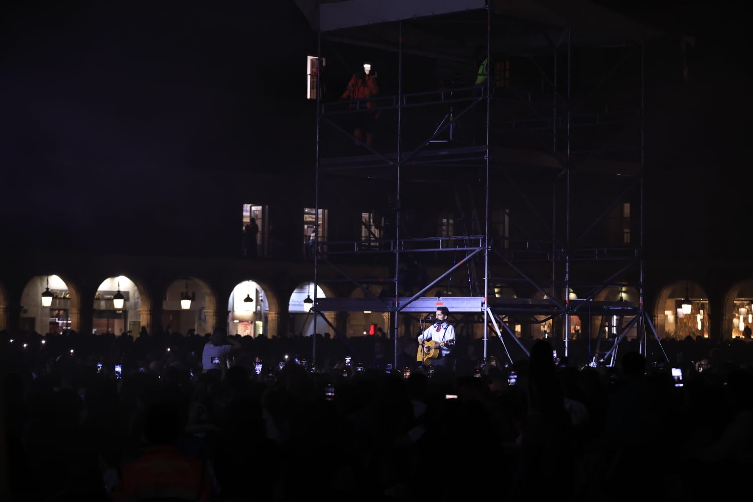 Siloé reparte besos a una entregada Plaza Mayor de Salamanca