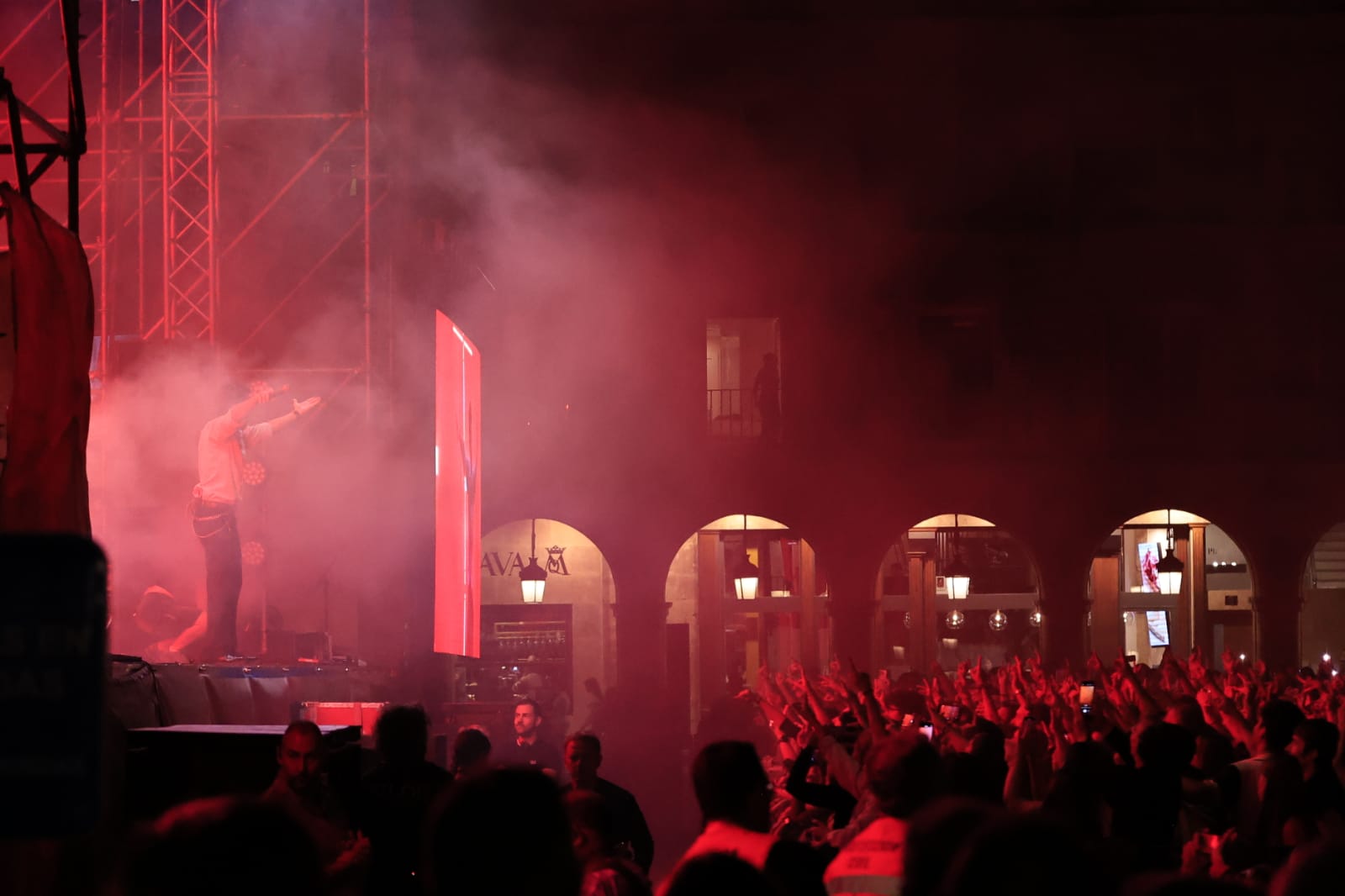 Siloé reparte besos a una entregada Plaza Mayor de Salamanca