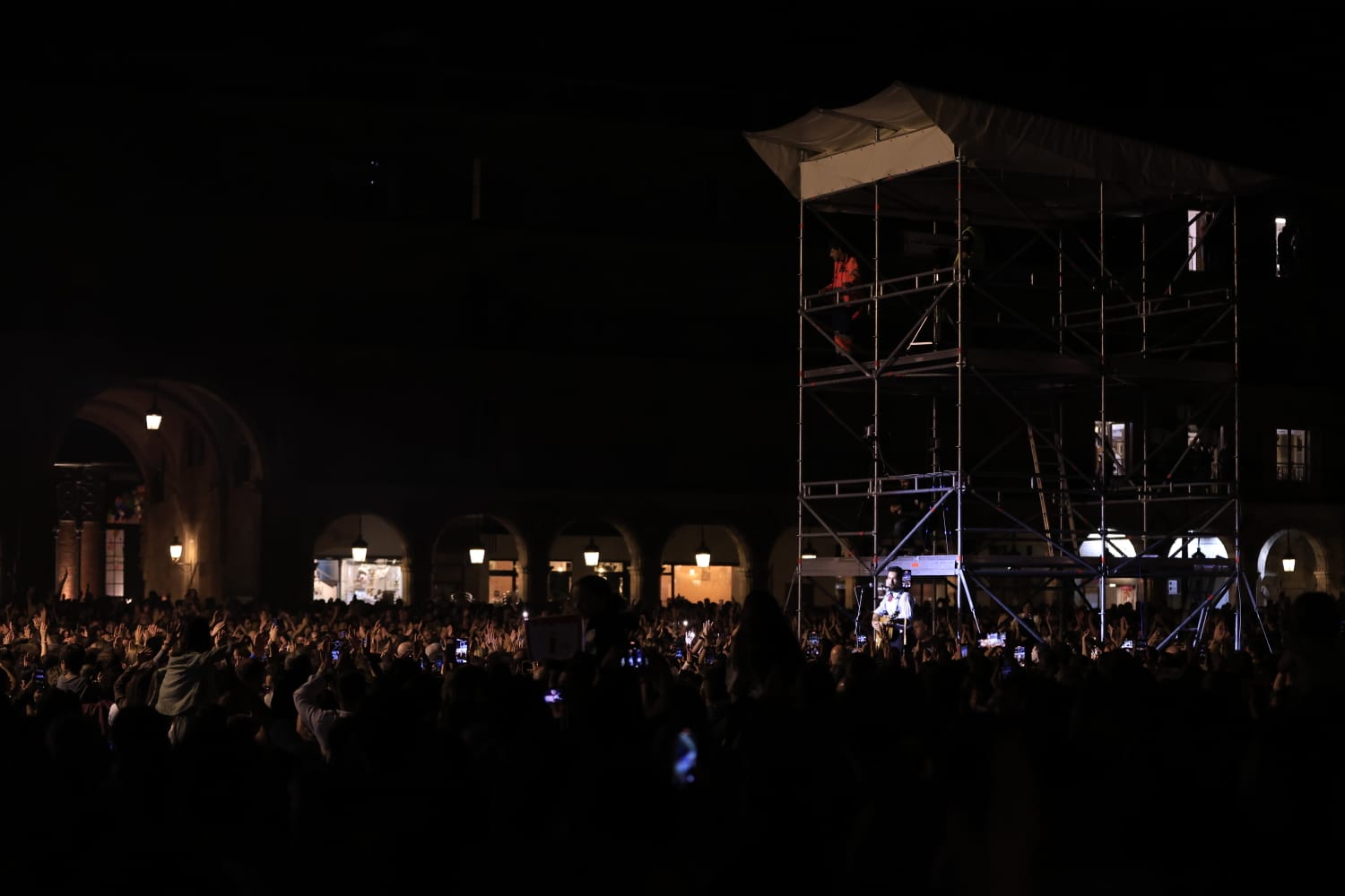 Siloé reparte besos a una entregada Plaza Mayor de Salamanca