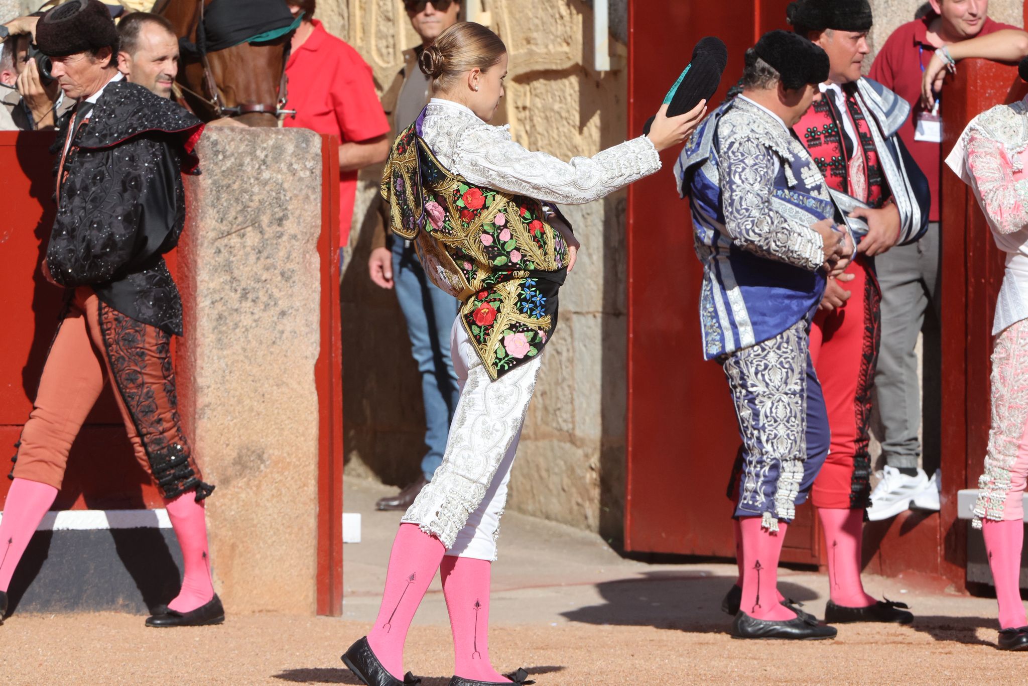 Olga Casado abre la puerta grande del festejo femenino de la feria