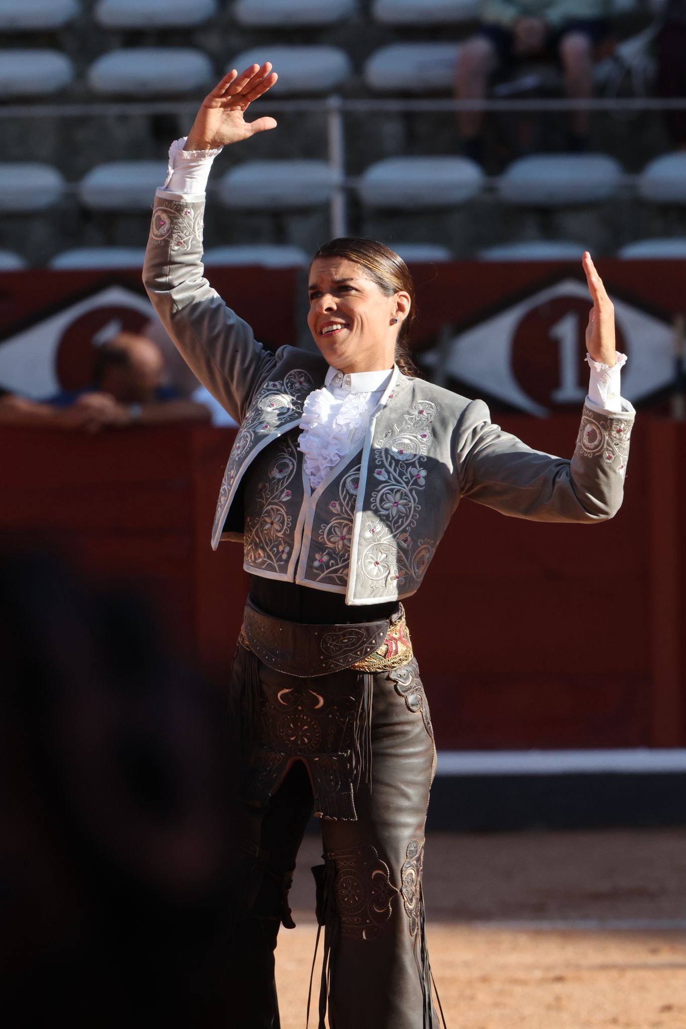 Olga Casado abre la puerta grande del festejo femenino de la feria