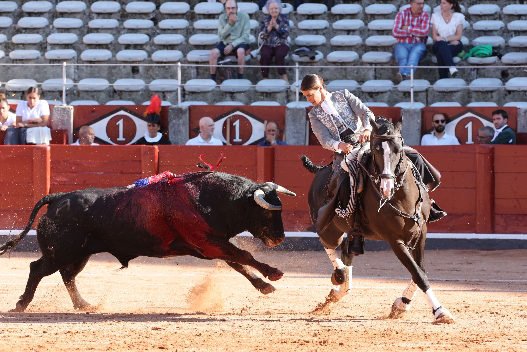 Olga Casado abre la puerta grande del festejo femenino de la feria