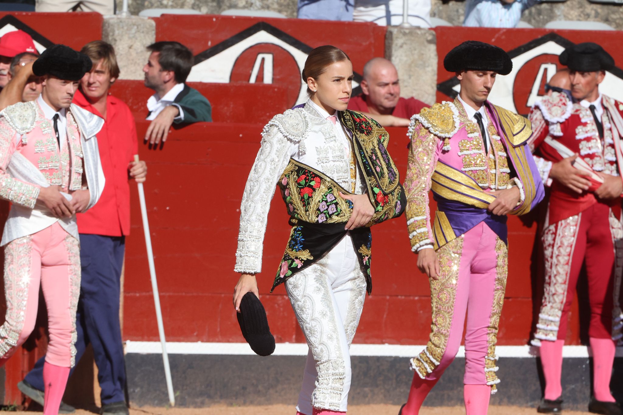 Olga Casado abre la puerta grande del festejo femenino de la feria