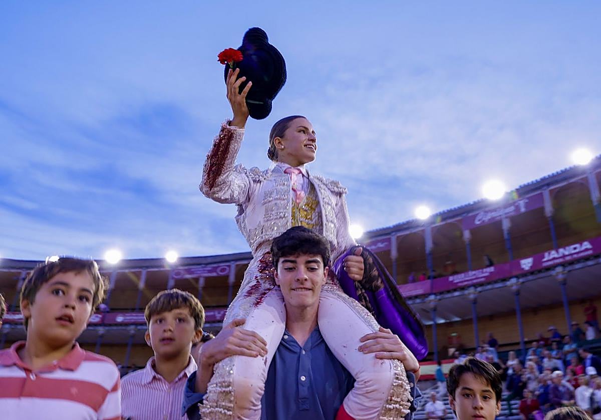 Olga Casado abre la puerta grande del festejo femenino de la feria