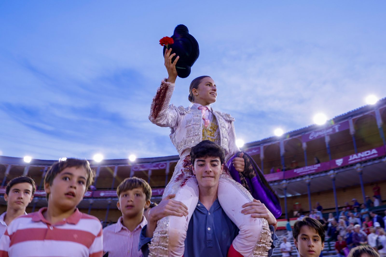 Olga Casado abre la puerta grande del festejo femenino de la feria
