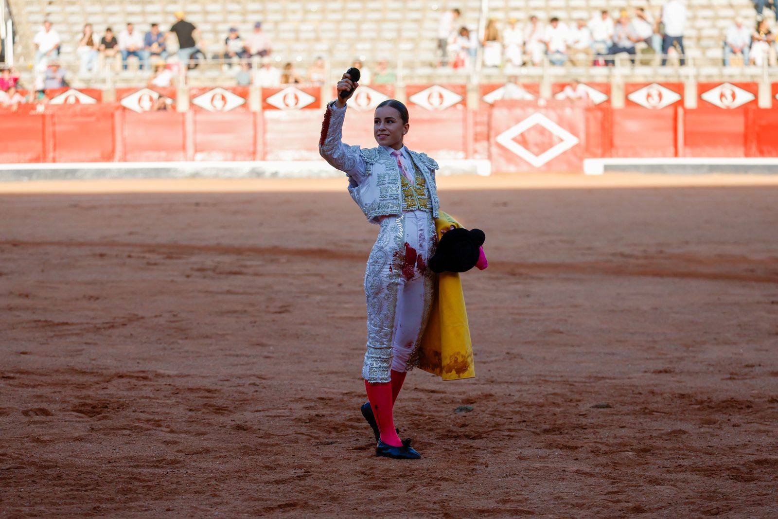 Olga Casado abre la puerta grande del festejo femenino de la feria