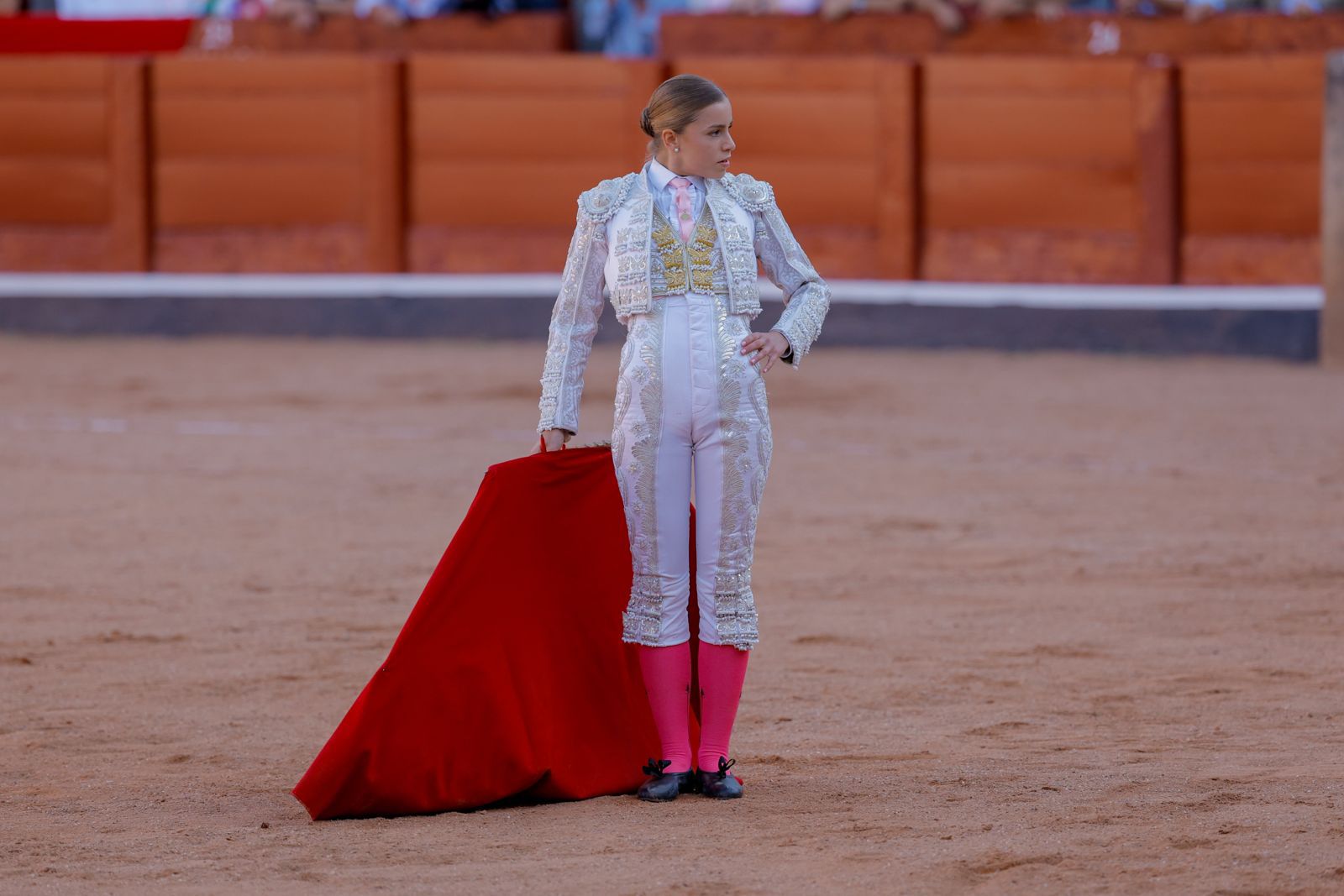 Olga Casado abre la puerta grande del festejo femenino de la feria