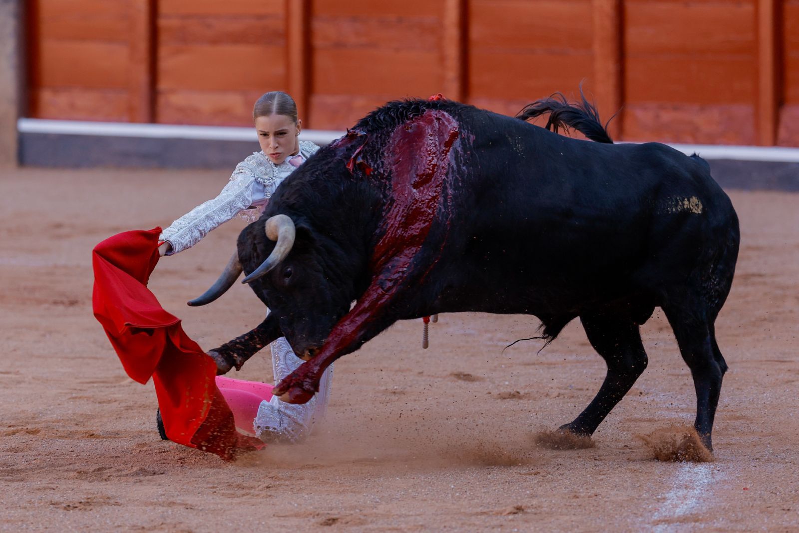 Olga Casado abre la puerta grande del festejo femenino de la feria